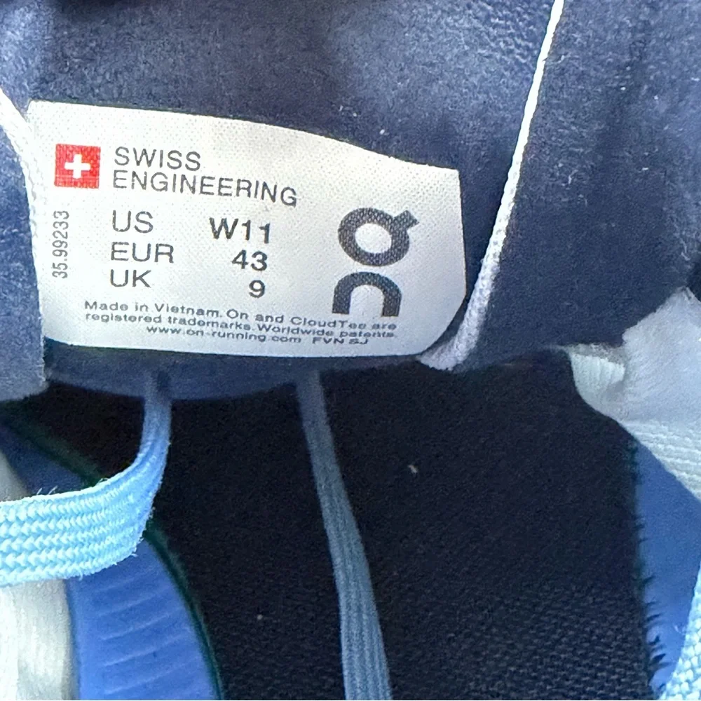 ON Running CloudFlow 3 Blue and White Sneakers W11 or M9.5 - Picture 9 of 9